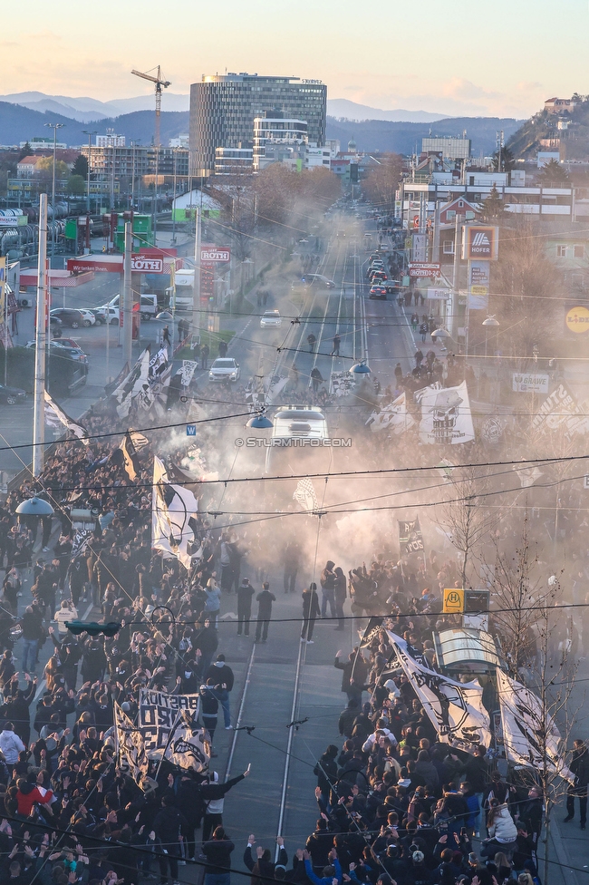 Sturm Graz - LASK
OEFB Cup, Halblfinale, SK Sturm Graz - LASK, Stadion Liebenau Graz, 06.04.2023. 

Foto zeigt Fans von Sturm beim Empfang vom Mannschaftsbus
Schlüsselwörter: pyrotechnik