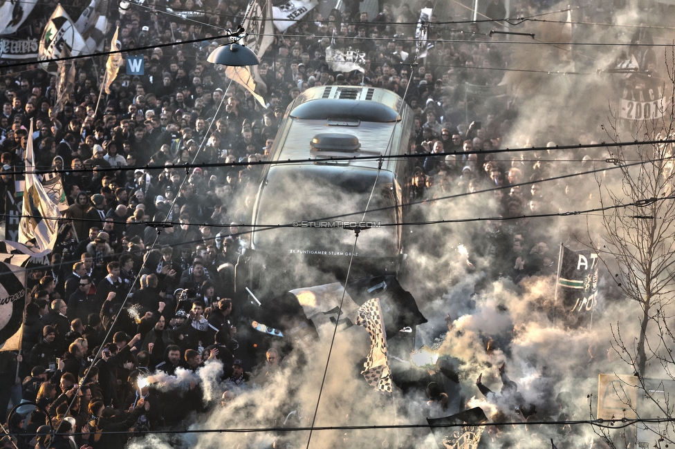 Sturm Graz - LASK
OEFB Cup, Halblfinale, SK Sturm Graz - LASK, Stadion Liebenau Graz, 06.04.2023. 

Foto zeigt Fans von Sturm beim Empfang vom Mannschaftsbus
Schlüsselwörter: pyrotechnik