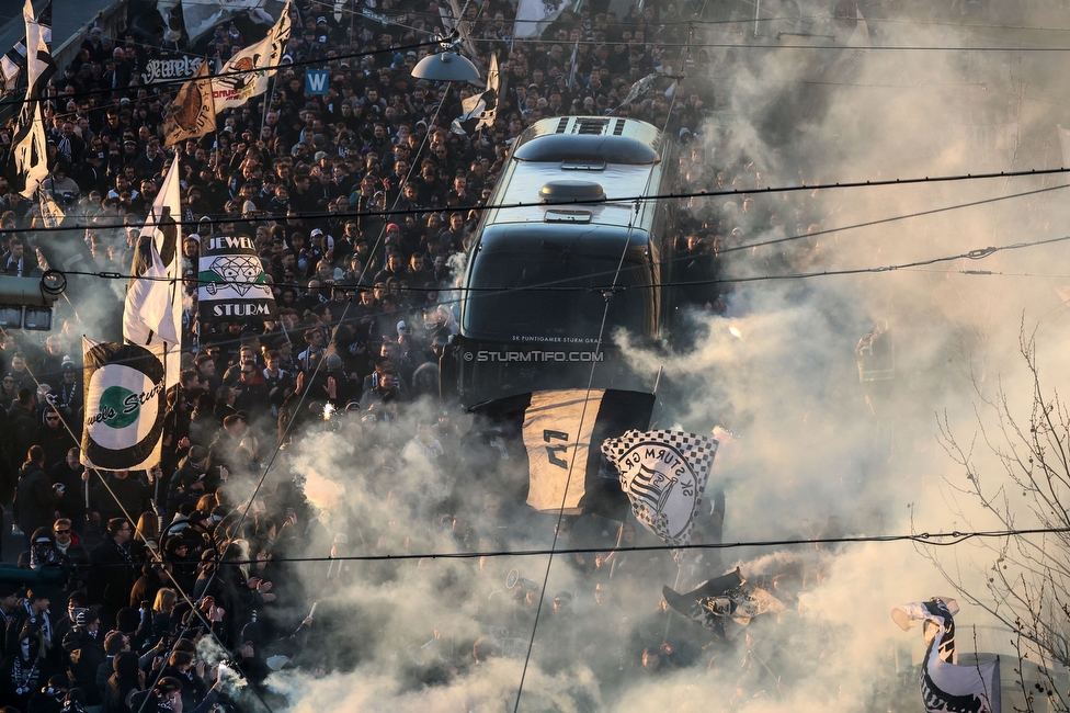 Sturm Graz - LASK
OEFB Cup, Halblfinale, SK Sturm Graz - LASK, Stadion Liebenau Graz, 06.04.2023. 

Foto zeigt Fans von Sturm beim Empfang vom Mannschaftsbus
Schlüsselwörter: pyrotechnik