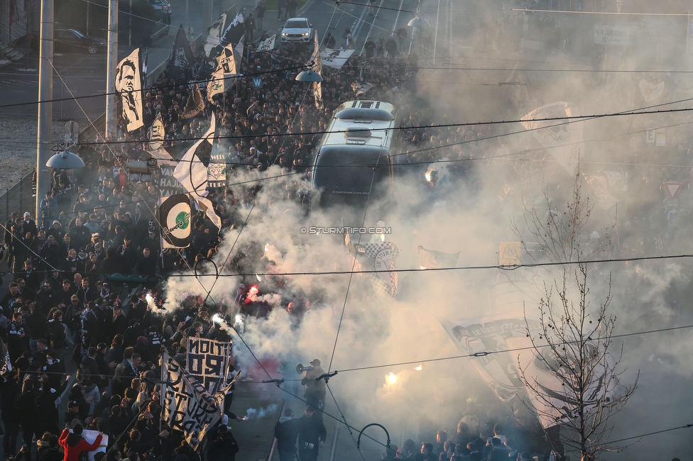 Sturm Graz - LASK
OEFB Cup, Halblfinale, SK Sturm Graz - LASK, Stadion Liebenau Graz, 06.04.2023. 

Foto zeigt Fans von Sturm beim Empfang vom Mannschaftsbus
Schlüsselwörter: pyrotechnik