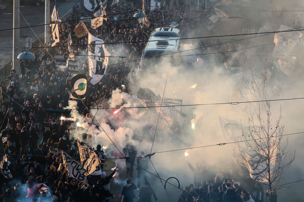 Sturm Graz - LASK
OEFB Cup, Halblfinale, SK Sturm Graz - LASK, Stadion Liebenau Graz, 06.04.2023. 

Foto zeigt Fans von Sturm beim Empfang vom Mannschaftsbus
Schlüsselwörter: pyrotechnik