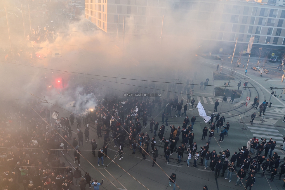 Sturm Graz - LASK
OEFB Cup, Halblfinale, SK Sturm Graz - LASK, Stadion Liebenau Graz, 06.04.2023. 

Foto zeigt Fans von Sturm beim Empfang vom Mannschaftsbus
Schlüsselwörter: pyrotechnik