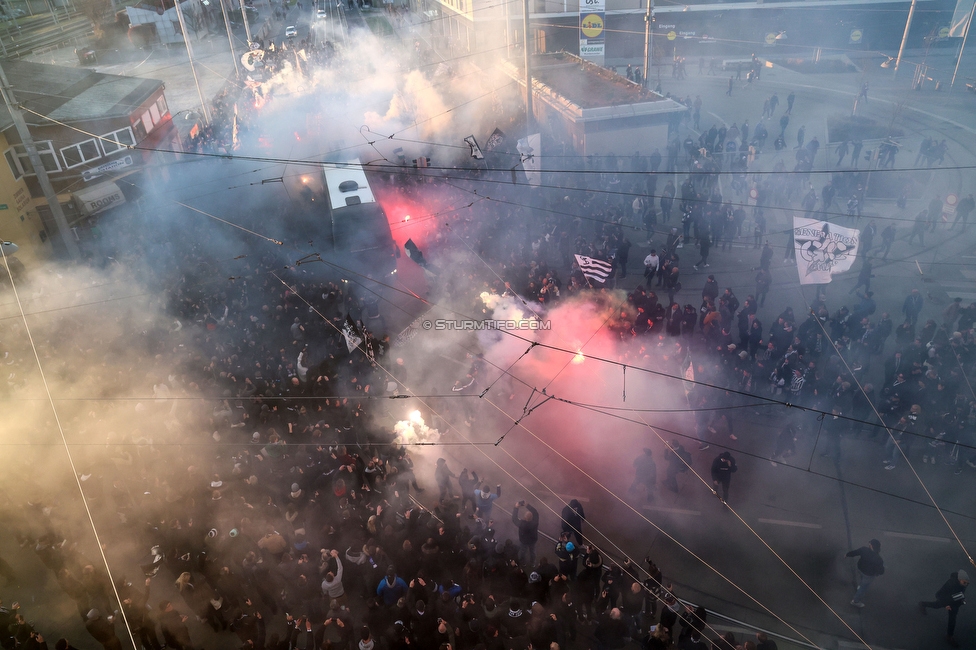 Sturm Graz - LASK
OEFB Cup, Halblfinale, SK Sturm Graz - LASK, Stadion Liebenau Graz, 06.04.2023. 

Foto zeigt Fans von Sturm beim Empfang vom Mannschaftsbus
Schlüsselwörter: pyrotechnik