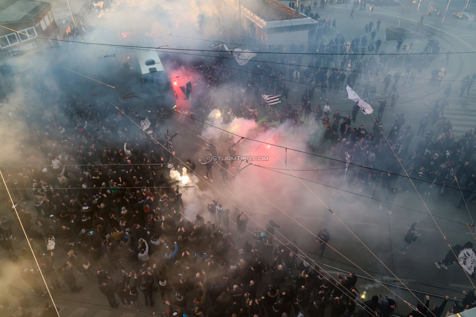 Sturm Graz - LASK
OEFB Cup, Halblfinale, SK Sturm Graz - LASK, Stadion Liebenau Graz, 06.04.2023. 

Foto zeigt Fans von Sturm beim Empfang vom Mannschaftsbus
Schlüsselwörter: pyrotechnik