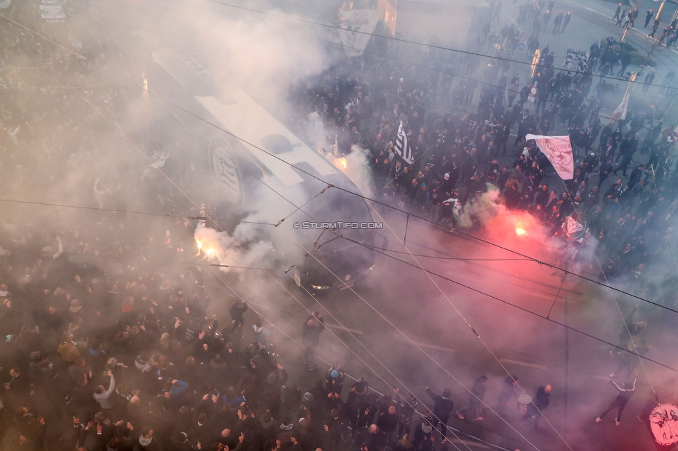 Sturm Graz - LASK
OEFB Cup, Halblfinale, SK Sturm Graz - LASK, Stadion Liebenau Graz, 06.04.2023. 

Foto zeigt Fans von Sturm beim Empfang vom Mannschaftsbus
Schlüsselwörter: pyrotechnik