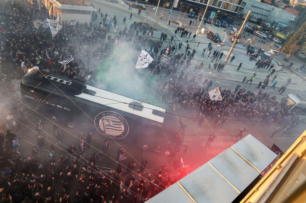 Sturm Graz - LASK
OEFB Cup, Halblfinale, SK Sturm Graz - LASK, Stadion Liebenau Graz, 06.04.2023. 

Foto zeigt Fans von Sturm beim Empfang vom Mannschaftsbus
Schlüsselwörter: pyrotechnik