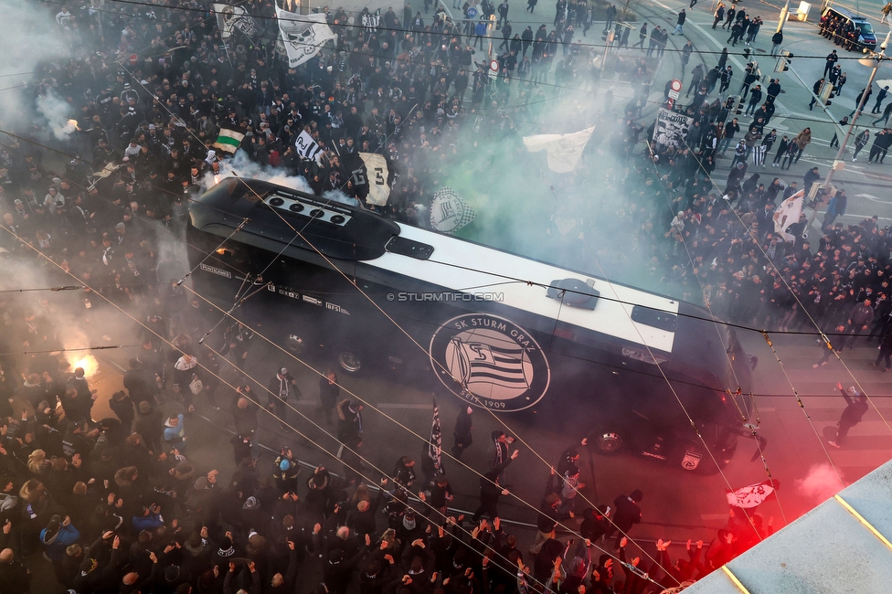 Sturm Graz - LASK
OEFB Cup, Halblfinale, SK Sturm Graz - LASK, Stadion Liebenau Graz, 06.04.2023. 

Foto zeigt Fans von Sturm beim Empfang vom Mannschaftsbus
Schlüsselwörter: pyrotechnik