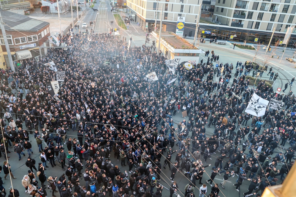 Sturm Graz - LASK
OEFB Cup, Halblfinale, SK Sturm Graz - LASK, Stadion Liebenau Graz, 06.04.2023. 

Foto zeigt Fans von Sturm beim Empfang vom Mannschaftsbus
Schlüsselwörter: pyrotechnik