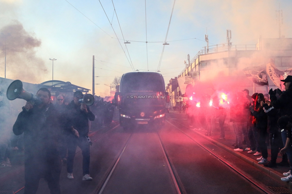 Sturm Graz - LASK
OEFB Cup, Halblfinale, SK Sturm Graz - LASK, Stadion Liebenau Graz, 06.04.2023. 

Foto zeigt Fans von Sturm beim Empfang vom Mannschaftsbus
Schlüsselwörter: pyrotechnik