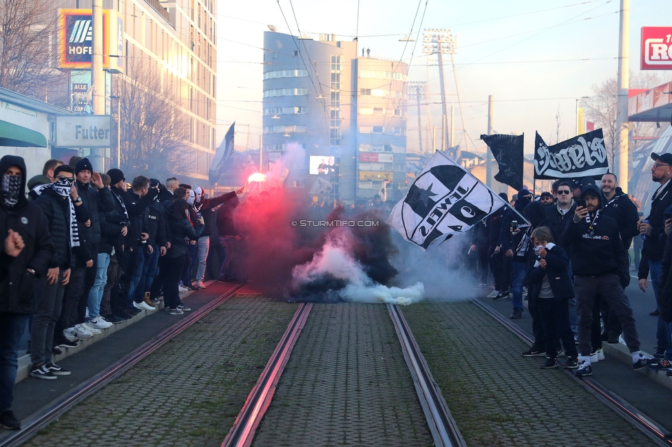 Sturm Graz - LASK
OEFB Cup, Halblfinale, SK Sturm Graz - LASK, Stadion Liebenau Graz, 06.04.2023. 

Foto zeigt Fans von Sturm beim Empfang vom Mannschaftsbus
Schlüsselwörter: pyrotechnik