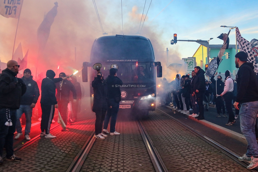 Sturm Graz - LASK
OEFB Cup, Halblfinale, SK Sturm Graz - LASK, Stadion Liebenau Graz, 06.04.2023. 

Foto zeigt Fans von Sturm beim Empfang vom Mannschaftsbus
Schlüsselwörter: pyrotechnik