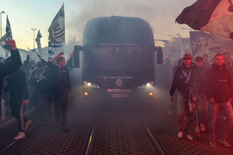 Sturm Graz - LASK
OEFB Cup, Halblfinale, SK Sturm Graz - LASK, Stadion Liebenau Graz, 06.04.2023. 

Foto zeigt Fans von Sturm beim Empfang vom Mannschaftsbus
Schlüsselwörter: pyrotechnik