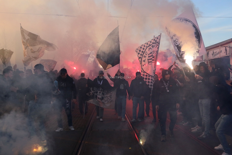 Sturm Graz - LASK
OEFB Cup, Halblfinale, SK Sturm Graz - LASK, Stadion Liebenau Graz, 06.04.2023. 

Foto zeigt Fans von Sturm beim Empfang vom Mannschaftsbus
Schlüsselwörter: pyrotechnik