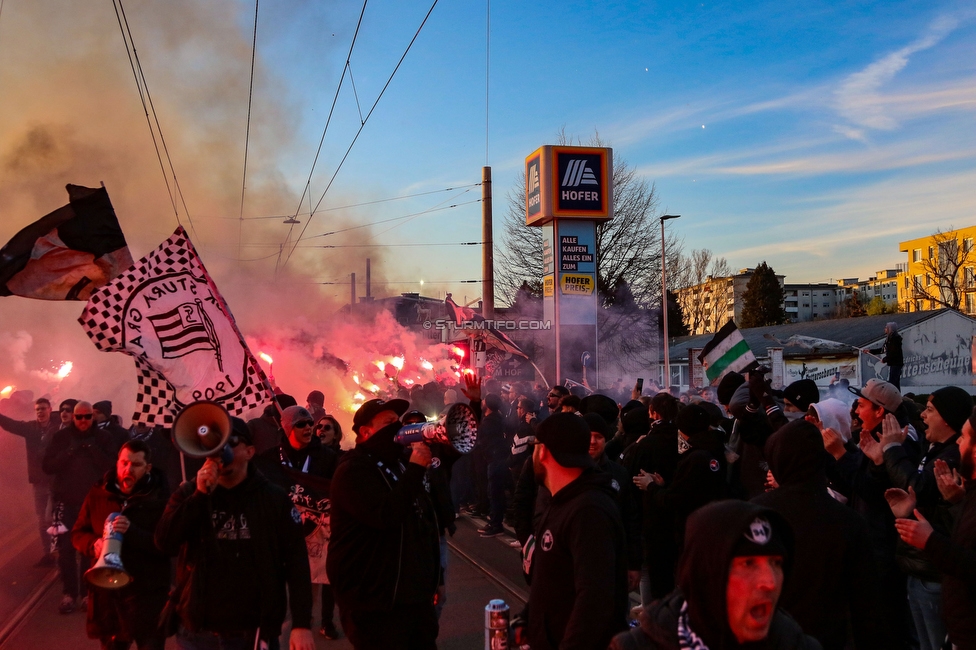 Sturm Graz - LASK
OEFB Cup, Halblfinale, SK Sturm Graz - LASK, Stadion Liebenau Graz, 06.04.2023. 

Foto zeigt Fans von Sturm beim Empfang vom Mannschaftsbus
Schlüsselwörter: pyrotechnik