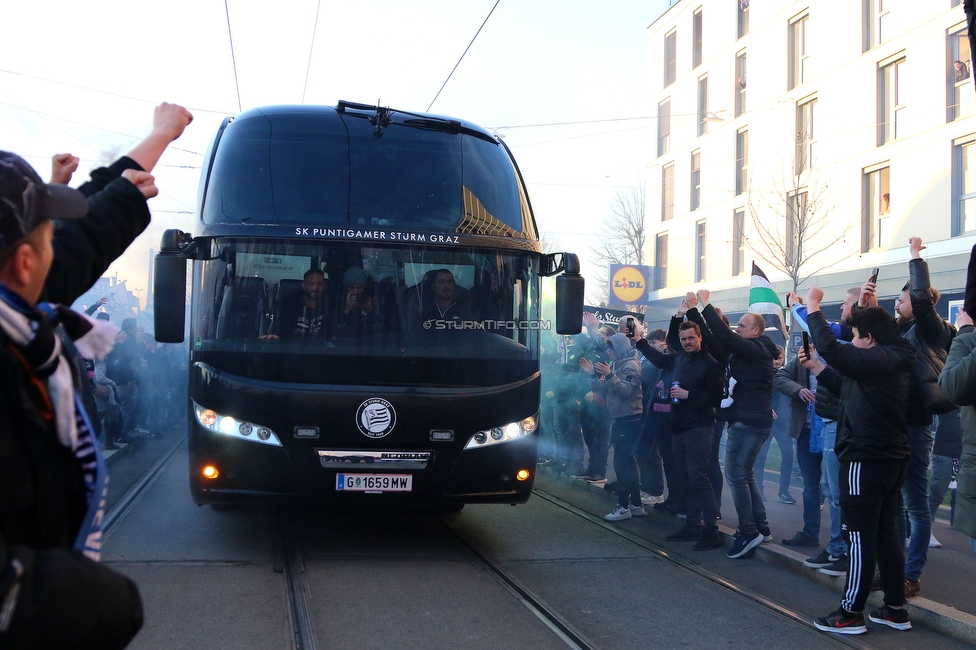 Sturm Graz - LASK
OEFB Cup, Halblfinale, SK Sturm Graz - LASK, Stadion Liebenau Graz, 06.04.2023. 

Foto zeigt Fans von Sturm beim Empfang vom Mannschaftsbus
Schlüsselwörter: pyrotechnik