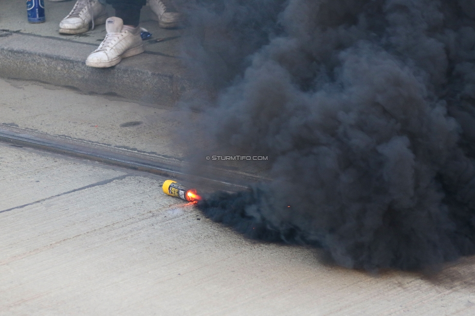 Sturm Graz - LASK
OEFB Cup, Halblfinale, SK Sturm Graz - LASK, Stadion Liebenau Graz, 06.04.2023. 

Foto zeigt Fans von Sturm beim Empfang vom Mannschaftsbus
Schlüsselwörter: pyrotechnik