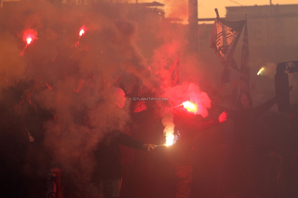 Sturm Graz - LASK
OEFB Cup, Halblfinale, SK Sturm Graz - LASK, Stadion Liebenau Graz, 06.04.2023. 

Foto zeigt Fans von Sturm beim Empfang vom Mannschaftsbus
Schlüsselwörter: pyrotechnik