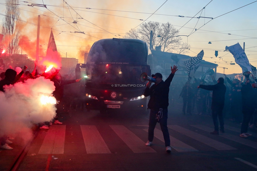 Sturm Graz - LASK
OEFB Cup, Halblfinale, SK Sturm Graz - LASK, Stadion Liebenau Graz, 06.04.2023. 

Foto zeigt Fans von Sturm beim Empfang vom Mannschaftsbus
Schlüsselwörter: pyrotechnik