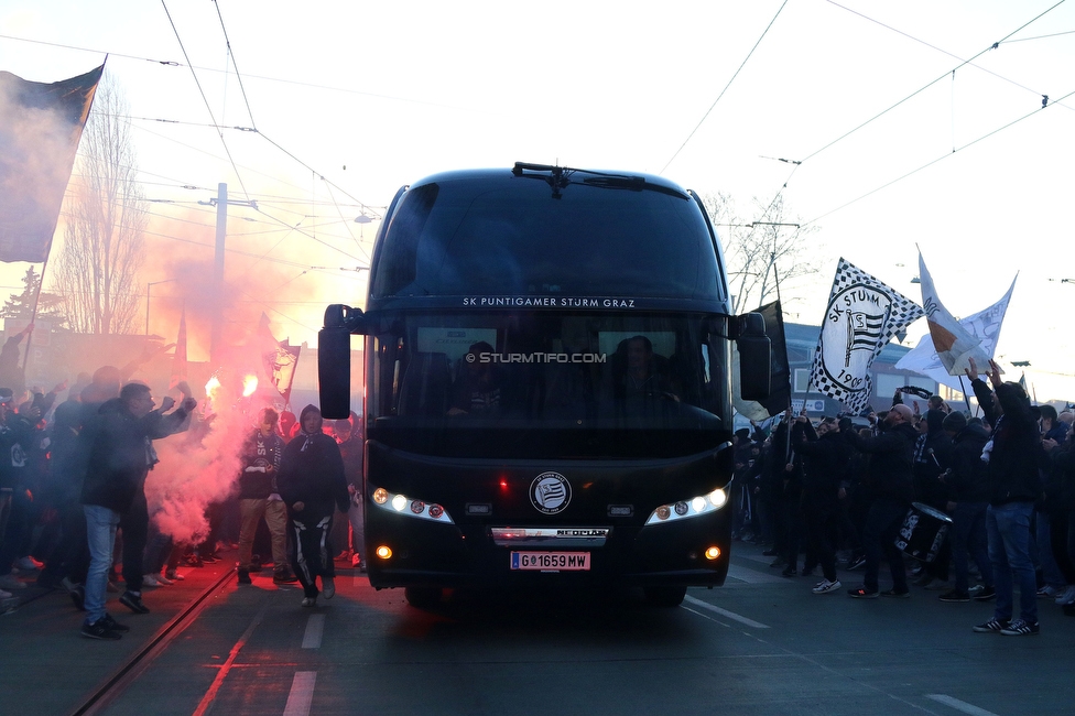 Sturm Graz - LASK
OEFB Cup, Halblfinale, SK Sturm Graz - LASK, Stadion Liebenau Graz, 06.04.2023. 

Foto zeigt Fans von Sturm beim Empfang vom Mannschaftsbus
Schlüsselwörter: pyrotechnik