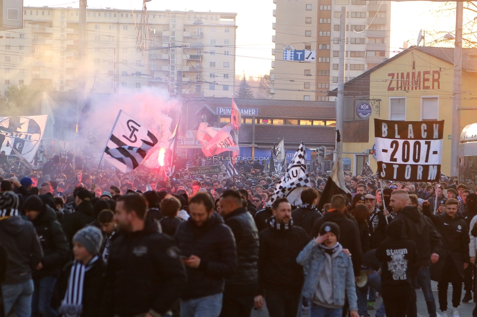 Sturm Graz - LASK
OEFB Cup, Halblfinale, SK Sturm Graz - LASK, Stadion Liebenau Graz, 06.04.2023. 

Foto zeigt Fans von Sturm beim Empfang vom Mannschaftsbus
Schlüsselwörter: pyrotechnik