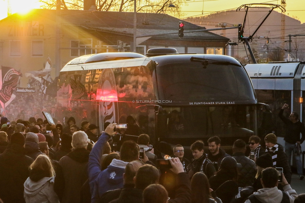 Sturm Graz - LASK
OEFB Cup, Halblfinale, SK Sturm Graz - LASK, Stadion Liebenau Graz, 06.04.2023. 

Foto zeigt Fans von Sturm beim Empfang vom Mannschaftsbus
Schlüsselwörter: pyrotechnik