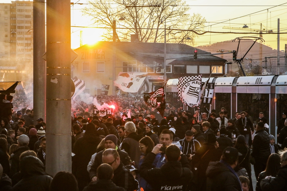 Sturm Graz - LASK
OEFB Cup, Halblfinale, SK Sturm Graz - LASK, Stadion Liebenau Graz, 06.04.2023. 

Foto zeigt Fans von Sturm beim Empfang vom Mannschaftsbus
Schlüsselwörter: pyrotechnik