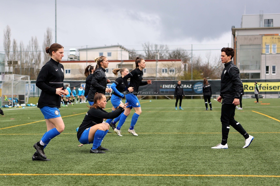 Sturm Damen - Neulengbach
OEFB Frauen Bundesliga, 12. Runde, SK Sturm Graz Damen - USV Neulengbach, Trainingszentrum Messendorf, 15.04.2023. 

Foto zeigt Sophie Maierhofer (Sturm Damen), Julia Keutz (Sturm Damen) und Emily Cancienne (Assistenz Trainer Sturm Damen)
