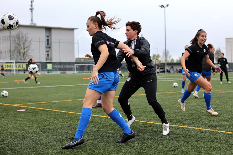 Sturm Damen - Neulengbach
OEFB Frauen Bundesliga, 12. Runde, SK Sturm Graz Damen - USV Neulengbach, Trainingszentrum Messendorf, 15.04.2023. 

Foto zeigt Julia Keutz (Sturm Damen) und Emily Cancienne (Assistenz Trainer Sturm Damen)
