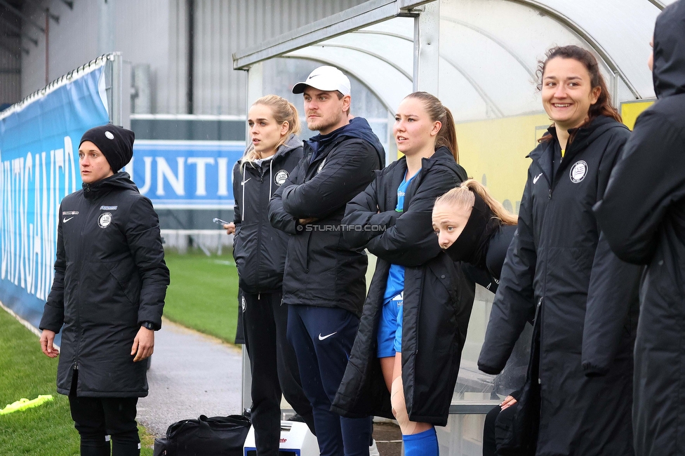 Sturm Damen - Neulengbach
OEFB Frauen Bundesliga, 12. Runde, SK Sturm Graz Damen - USV Neulengbach, Trainingszentrum Messendorf, 15.04.2023. 

Foto zeigt Emily Cancienne (Assistenz Trainer Sturm Damen), Carmen Schauer (Betreuerin Sturm Damen), Michael Erlitz (Betreuer Sturm Damen), Anna Maria Wirnsberger (Sturm Damen) und Vanessa Gritzner (Sturm Damen)
