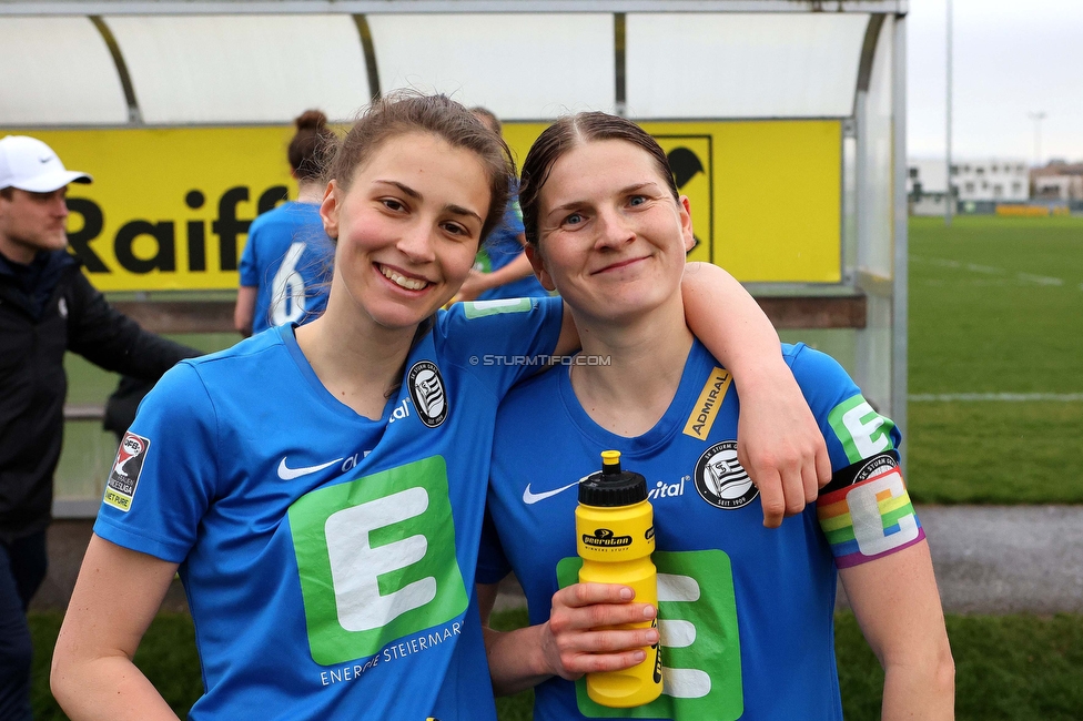 Sturm Damen - Neulengbach
OEFB Frauen Bundesliga, 12. Runde, SK Sturm Graz Damen - USV Neulengbach, Trainingszentrum Messendorf, 15.04.2023. 

Foto zeigt Gina Steiner (Sturm Damen) und Sophie Maierhofer (Sturm Damen)
