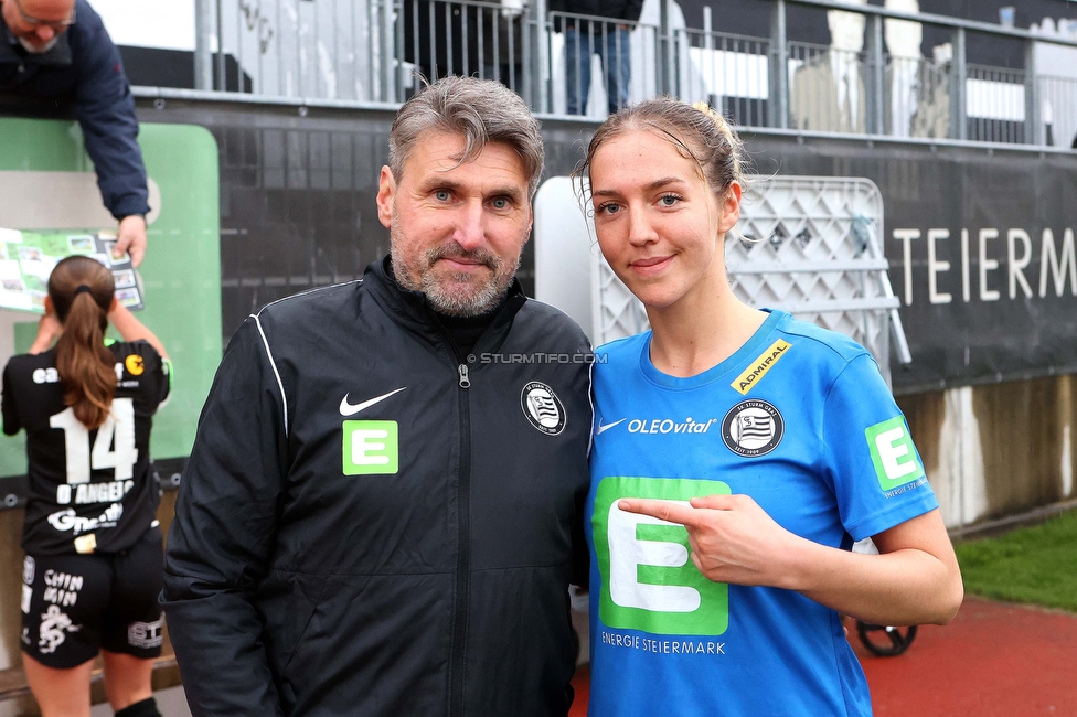 Sturm Damen - Neulengbach
OEFB Frauen Bundesliga, 12. Runde, SK Sturm Graz Damen - USV Neulengbach, Trainingszentrum Messendorf, 15.04.2023. 

Foto zeigt Christian Lang (Cheftrainer Sturm Damen) und Modesta Uka (Sturm Damen)
