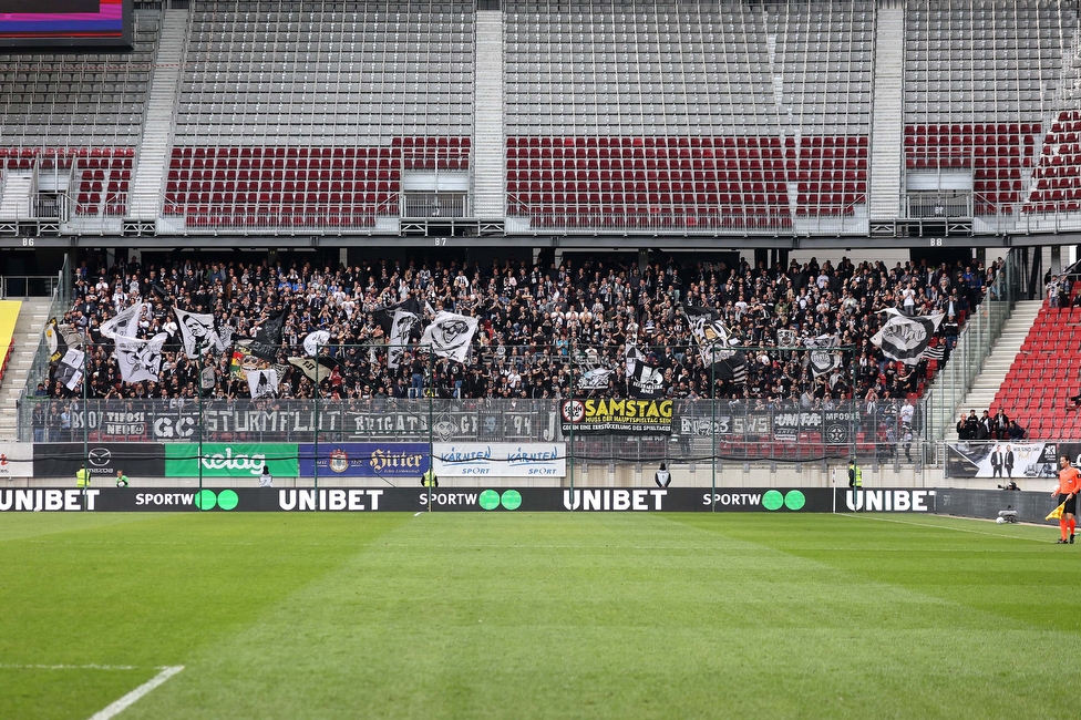 Klagenfurt - Sturm Graz
Oesterreichische Fussball Bundesliga, 25. Runde, Austria Klagenfurt - SK Sturm Graz,  Woerthersee Stadion Klagenfurt, 16.04.2023. 

Foto zeigt Fans von Sturm mit einem Spruchband
Schlüsselwörter: samstag