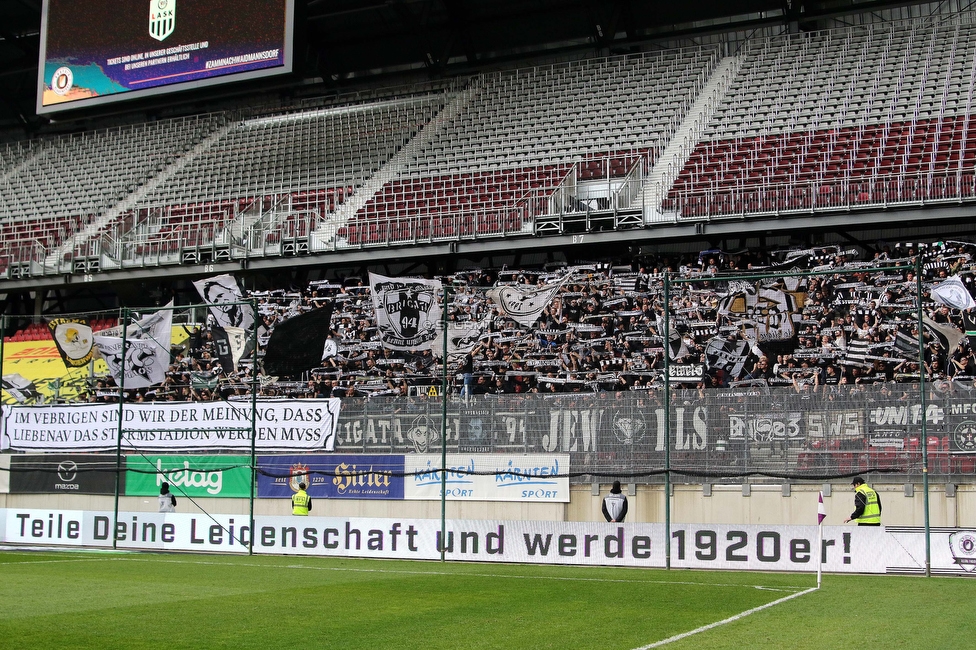 Klagenfurt - Sturm Graz
Oesterreichische Fussball Bundesliga, 25. Runde, Austria Klagenfurt - SK Sturm Graz,  Woerthersee Stadion Klagenfurt, 16.04.2023. 

Foto zeigt Fans von Sturm mit einem Spruchband
Schlüsselwörter: sturmstadion schals