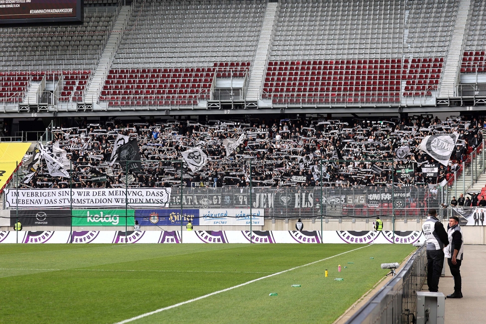 Klagenfurt - Sturm Graz
Oesterreichische Fussball Bundesliga, 25. Runde, Austria Klagenfurt - SK Sturm Graz,  Woerthersee Stadion Klagenfurt, 16.04.2023. 

Foto zeigt Fans von Sturm mit einem Spruchband
Schlüsselwörter: sturmstadion schals