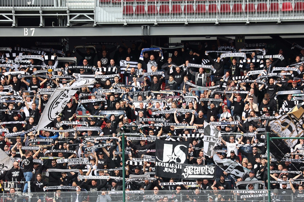 Klagenfurt - Sturm Graz
Oesterreichische Fussball Bundesliga, 25. Runde, Austria Klagenfurt - SK Sturm Graz,  Woerthersee Stadion Klagenfurt, 16.04.2023. 

Foto zeigt Fans von Sturm
Schlüsselwörter: schals