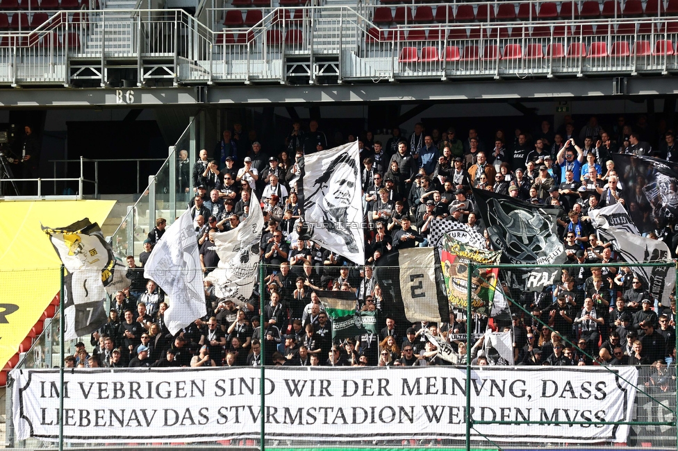 Klagenfurt - Sturm Graz
Oesterreichische Fussball Bundesliga, 25. Runde, Austria Klagenfurt - SK Sturm Graz,  Woerthersee Stadion Klagenfurt, 16.04.2023. 

Foto zeigt Fans von Sturm mit einem Spruchband
Schlüsselwörter: sturmstadion