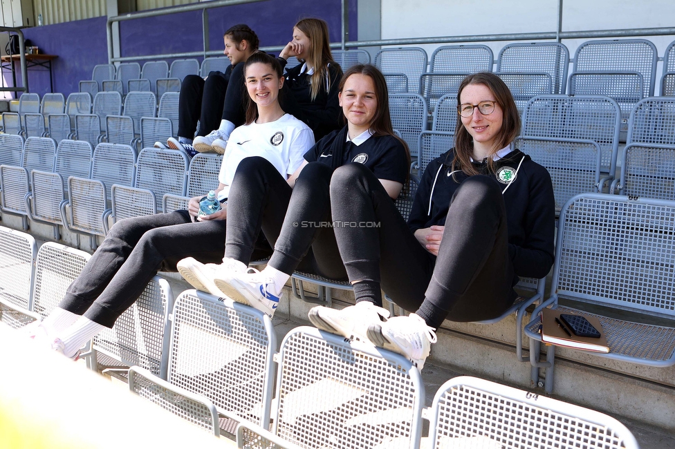 Austria Wien - Sturm
OEFB Frauen Bundesliga, 13. Runde, FK Austria Wien - SK Sturm Graz Damen, GENERALI-Arena Trainingsgelaende Wien, 15.04.2023. 

Foto zeigt Anna Malle (Sturm Damen), Julia Keutz (Sturm Damen) und Nina Huetter (Teammanagerin Aka Sturm Damen)
