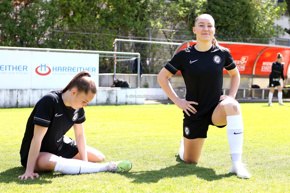 Austria Wien - Sturm
OEFB Frauen Bundesliga, 13. Runde, FK Austria Wien - SK Sturm Graz Damen, GENERALI-Arena Trainingsgelaende Wien, 15.04.2023. 

Foto zeigt Lilli Purtscheller (Sturm Damen) und Anna Maria Wirnsberger (Sturm Damen)
