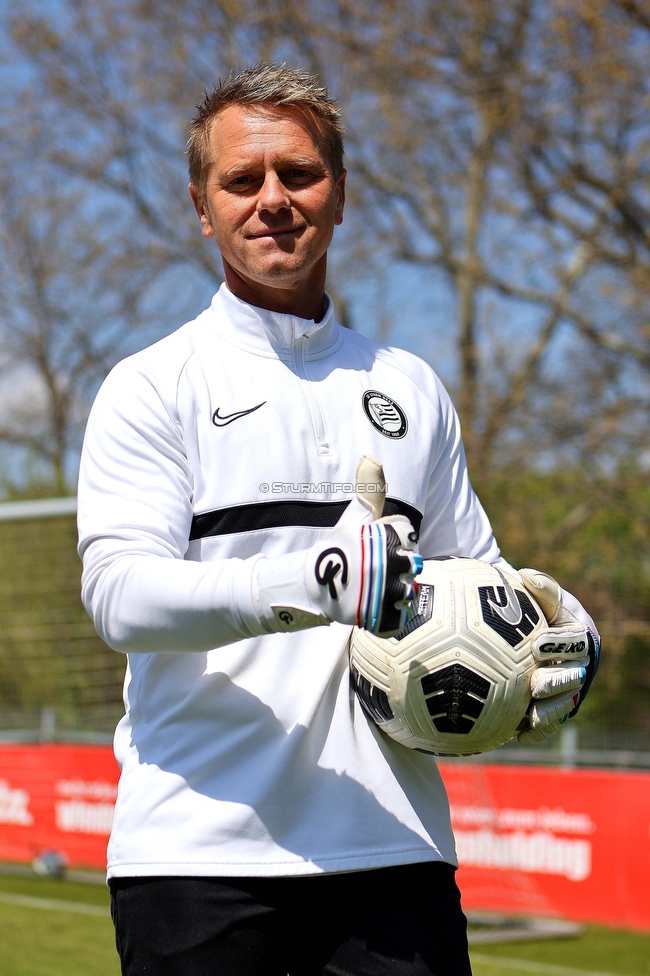 Austria Wien - Sturm
OEFB Frauen Bundesliga, 13. Runde, FK Austria Wien - SK Sturm Graz Damen, GENERALI-Arena Trainingsgelaende Wien, 15.04.2023. 

Foto zeigt Daniel Gutschi (Torwart Trainer Sturm Damen)
