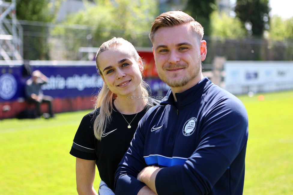 Austria Wien - Sturm
OEFB Frauen Bundesliga, 13. Runde, FK Austria Wien - SK Sturm Graz Damen, GENERALI-Arena Trainingsgelaende Wien, 15.04.2023. 

Foto zeigt Carmen Schauer (Physiotherapeutin Sturm Damen) und Michael Erlitz (Sportlicher Leiter Sturm Damen)
