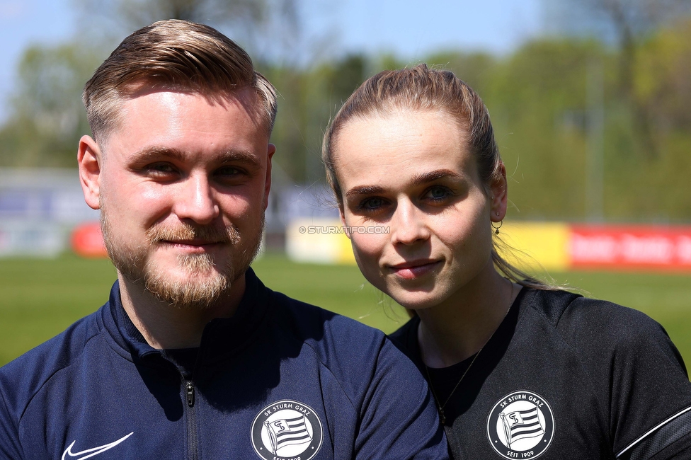 Austria Wien - Sturm
OEFB Frauen Bundesliga, 13. Runde, FK Austria Wien - SK Sturm Graz Damen, GENERALI-Arena Trainingsgelaende Wien, 15.04.2023. 

Foto zeigt Michael Erlitz (Sportlicher Leiter Sturm Damen) und Carmen Schauer (Physiotherapeutin Sturm Damen)
