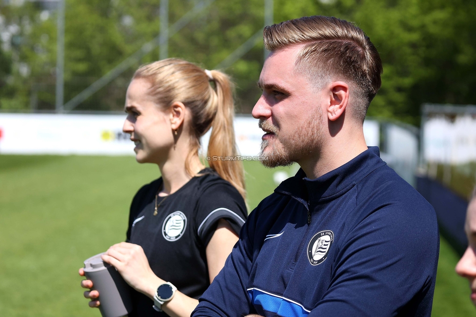 Austria Wien - Sturm
OEFB Frauen Bundesliga, 13. Runde, FK Austria Wien - SK Sturm Graz Damen, GENERALI-Arena Trainingsgelaende Wien, 15.04.2023. 

Foto zeigt Carmen Schauer (Physiotherapeutin Sturm Damen) und Michael Erlitz (Sportlicher Leiter Sturm Damen)
