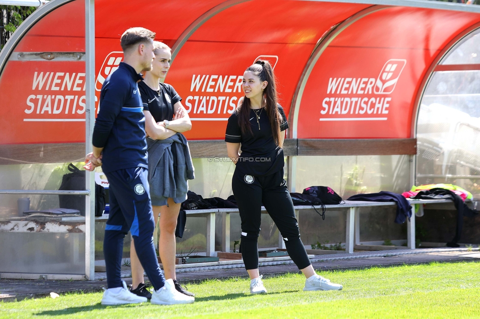 Austria Wien - Sturm
OEFB Frauen Bundesliga, 13. Runde, FK Austria Wien - SK Sturm Graz Damen, GENERALI-Arena Trainingsgelaende Wien, 15.04.2023. 

Foto zeigt Michael Erlitz (Sportlicher Leiter Sturm Damen), Carmen Schauer (Physiotherapeutin Sturm Damen) und Carina Tretnjak (Masseurin Sturm Damen)
