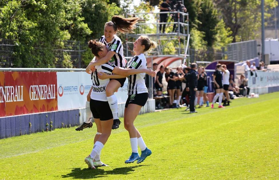 Austria Wien - Sturm
OEFB Frauen Bundesliga, 13. Runde, FK Austria Wien - SK Sturm Graz Damen, GENERALI-Arena Trainingsgelaende Wien, 15.04.2023. 

Foto zeigt Laura Krumboeck (Sturm Damen), Stefanie Grossgasteiger (Sturm Damen) und Modesta Uka (Sturm Damen)
