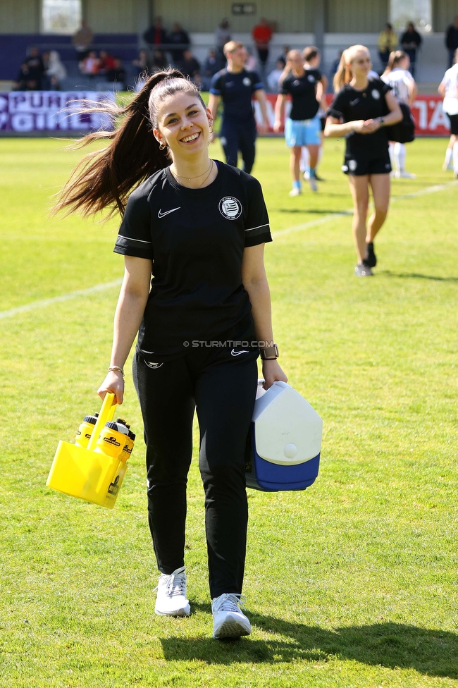 Austria Wien - Sturm
OEFB Frauen Bundesliga, 13. Runde, FK Austria Wien - SK Sturm Graz Damen, GENERALI-Arena Trainingsgelaende Wien, 15.04.2023. 

Foto zeigt Carina Tretnjak (Masseurin Sturm Damen)
