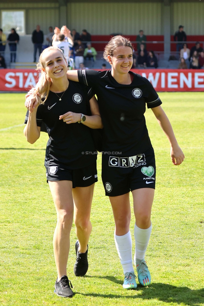 Austria Wien - Sturm
OEFB Frauen Bundesliga, 13. Runde, FK Austria Wien - SK Sturm Graz Damen, GENERALI-Arena Trainingsgelaende Wien, 15.04.2023. 

Foto zeigt Carmen Schauer (Physiotherapeutin Sturm Damen) und Leonie Tragl (Sturm Damen)
