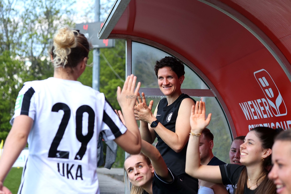 Austria Wien - Sturm
OEFB Frauen Bundesliga, 13. Runde, FK Austria Wien - SK Sturm Graz Damen, GENERALI-Arena Trainingsgelaende Wien, 15.04.2023. 

Foto zeigt Modesta Uka (Sturm Damen) und Emily Cancienne (Assistenz Trainer Sturm Damen)
