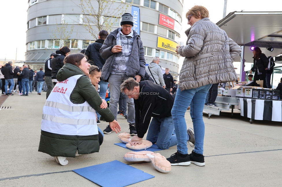 Sturm Graz - Austria Wien
Oesterreichische Fussball Bundesliga, 27. Runde, SK Sturm Graz - FK Austria Wien, Stadion Liebenau Graz, 26.04.2023. 

Foto zeigt Fans von Sturm und medizinisches Personal beim Erste Hilfe Kurs
