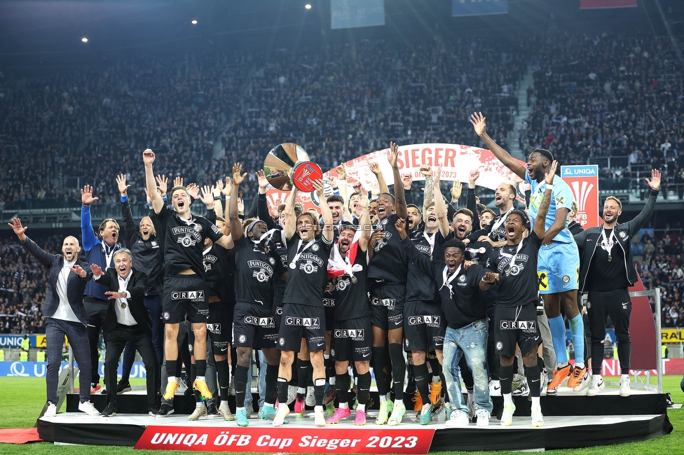 Rapid Wien - Sturm Graz
OEFB Cup, Finale, SK Rapid Wien - SK Sturm Graz, Woerthersee Stadion Klagenfurt, 30.04.2023. 

Foto zeigt die Mannschaft von Sturm mit dem Cuppokal
