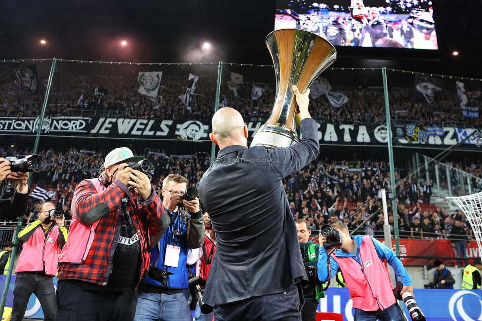 Rapid Wien - Sturm Graz
OEFB Cup, Finale, SK Rapid Wien - SK Sturm Graz, Woerthersee Stadion Klagenfurt, 30.04.2023. 

Foto zeigt Christian Ilzer (Cheftrainer Sturm) mit dem Pokal
